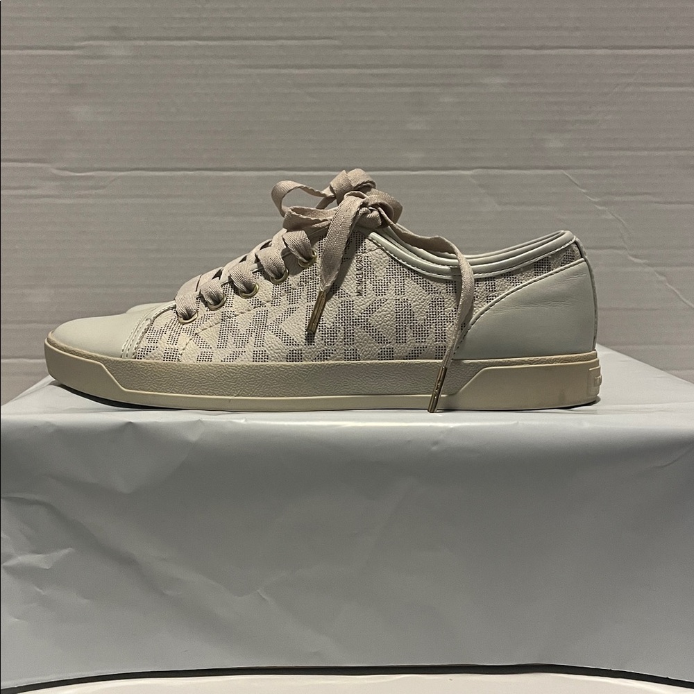 Michael kors logo beige lace up sneakers women’s size 8